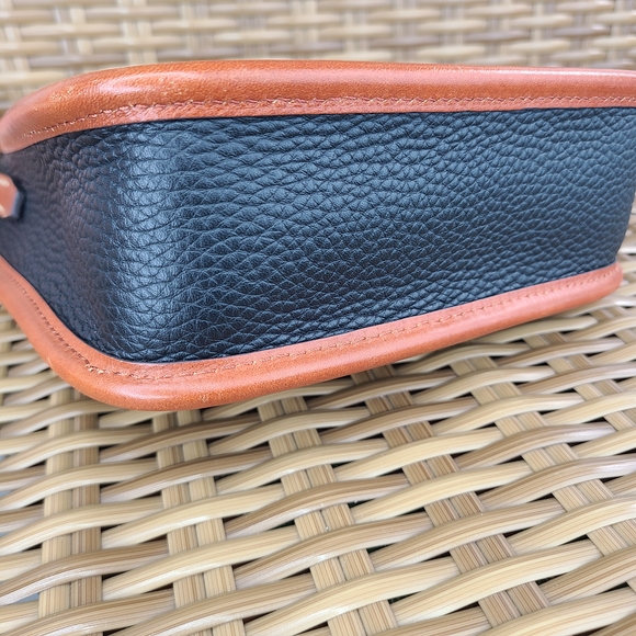 Dooney & Bourke Messenger 20 Turnlock Italian Leather Crossbody Bag Blue Tan - Picture 6 of 16